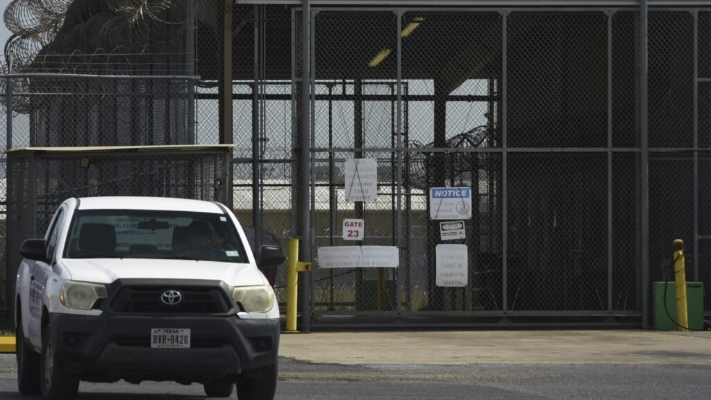 Juez prohíbe deportar a venezolanos desde el sur de Texas bajo ley de guerra del siglo XVIII Juez prohíbe deportar a venezolanos desde el sur de Texas bajo ley de guerra del siglo XVIII
