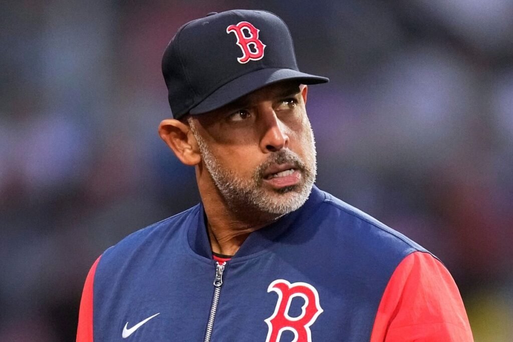 Tormenta en los Red Sox: Aficionados piden el cese de Alex Cora y el manager 'pone el pecho a las balas'