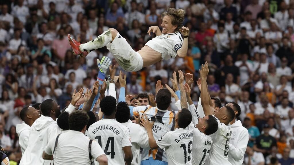 el abrazo con Kroos, los lloros de Florentino y el consuelo de Lucas Vázquez el abrazo con Kroos, los lloros de Florentino y el consuelo de Lucas Vázquez