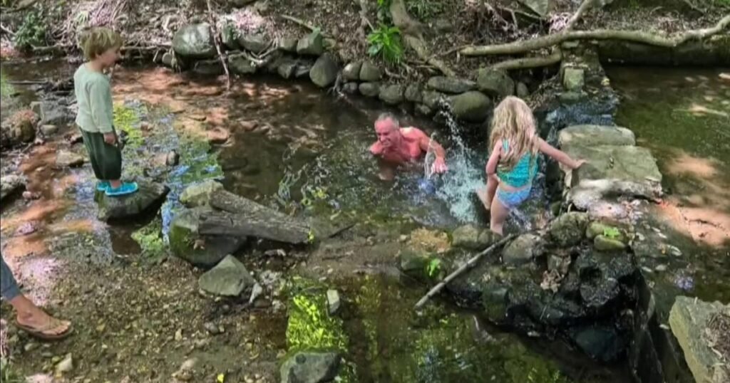 Secretario de Salud celebró el Día de las Madres con un baño en un arroyo que tiene mala reputación Secretario de Salud celebró el Día de las Madres con un baño en un arroyo que tiene mala reputación