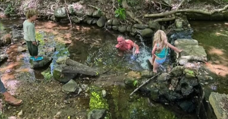 Secretario de Salud celebró el Día de las Madres con un baño en un arroyo que tiene mala reputación