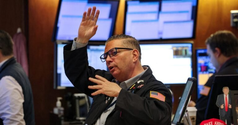 Wall Street se acercó a sus récords en el cierre de una semana ganadora para las acciones