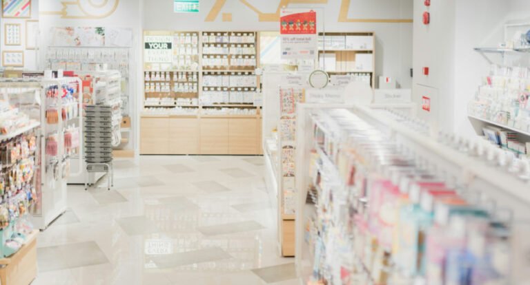 Una reconocida cadena de farmacias anunció el cierre de más de 250 locales: qué pasará con sus productos