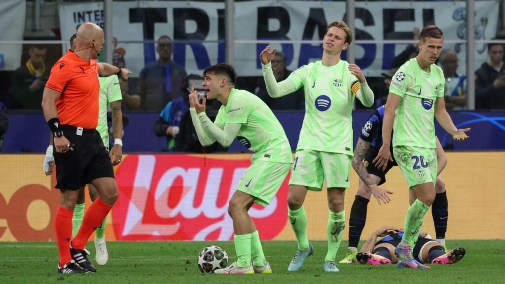 Una tortura de arbitraje en San Siro para el Barça Una tortura de arbitraje en San Siro para el Barça