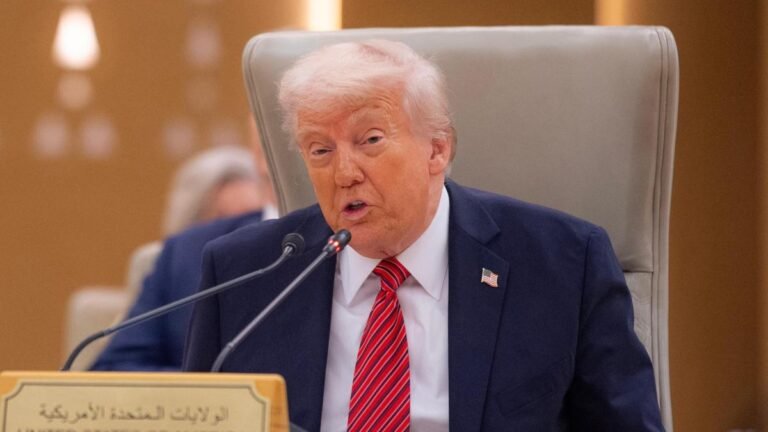 Trump le dice a Walmart que “se pague los aranceles” en lugar de subir los precios