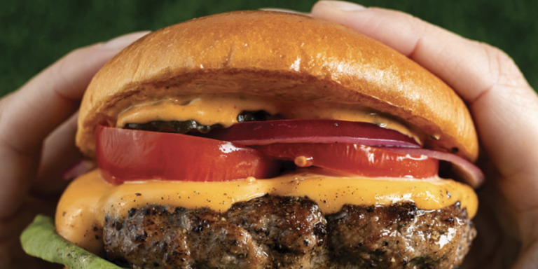 Importante cadena de alimentos ofrece hamburguesas gratis y descuentos en carnes para una fecha muy especial
