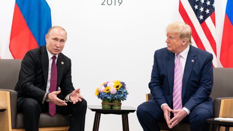 Trump promete sanciones a Rusia por sus ataques a Ucrania y señala que Putin “se ha vuelto loco”