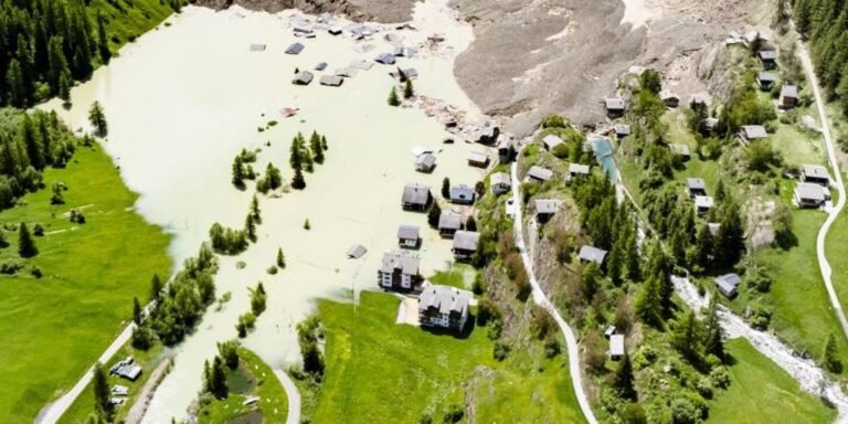 El riesgo de inundaciones por la obstrucción de un río tras el derrumbe de un glaciar amenaza a un valle suizo