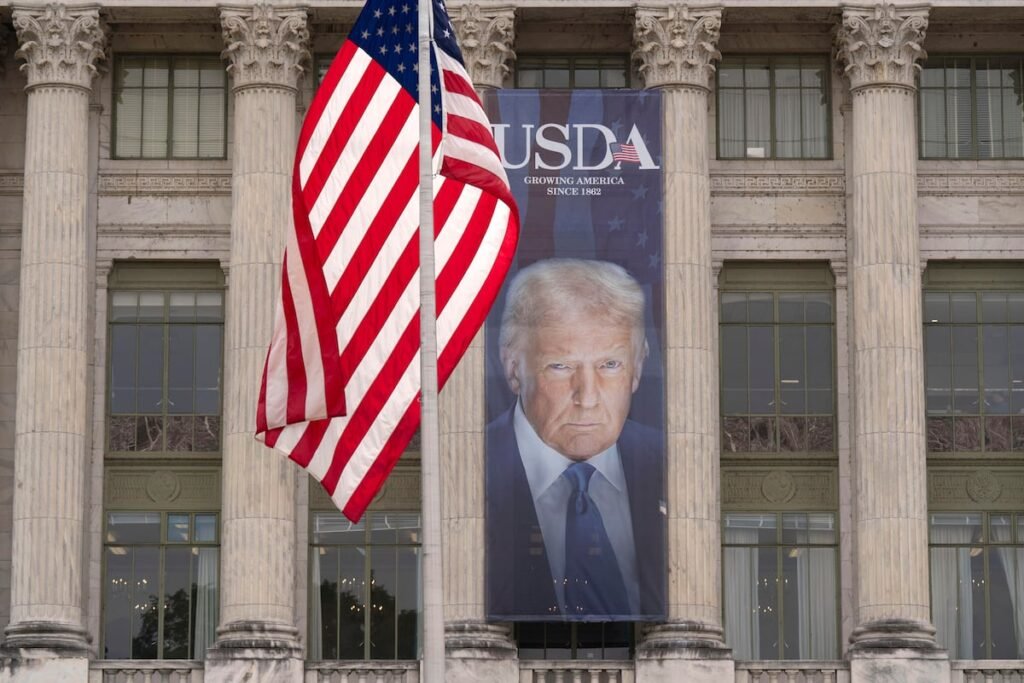 Trump presiona a Walmart para que se “coma” los aranceles y no suba los precios | Economía Trump presiona a Walmart para que se “coma” los aranceles y no suba los precios | Economía