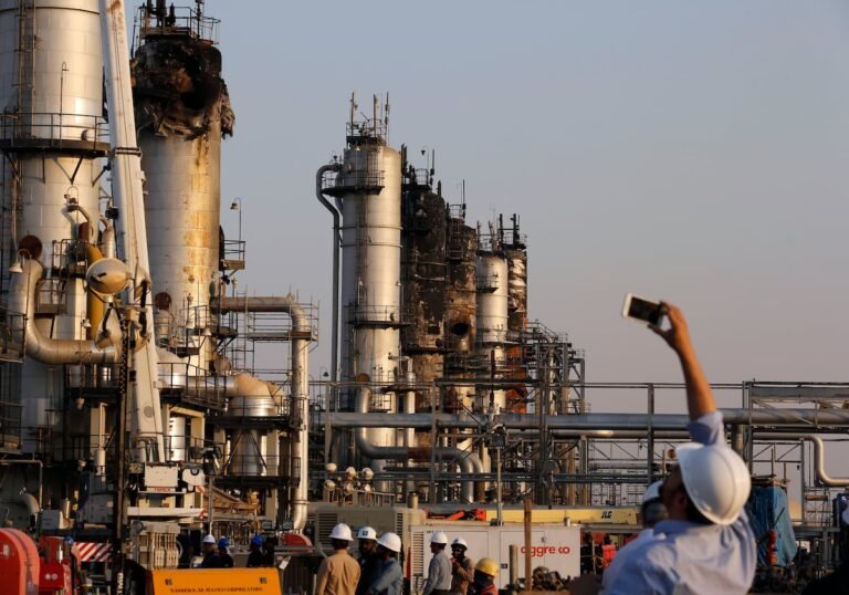 El bombeo extra de la OPEP y la guerra comercial encaminan al petróleo hacia los 50 dólares | Mercados Financieros