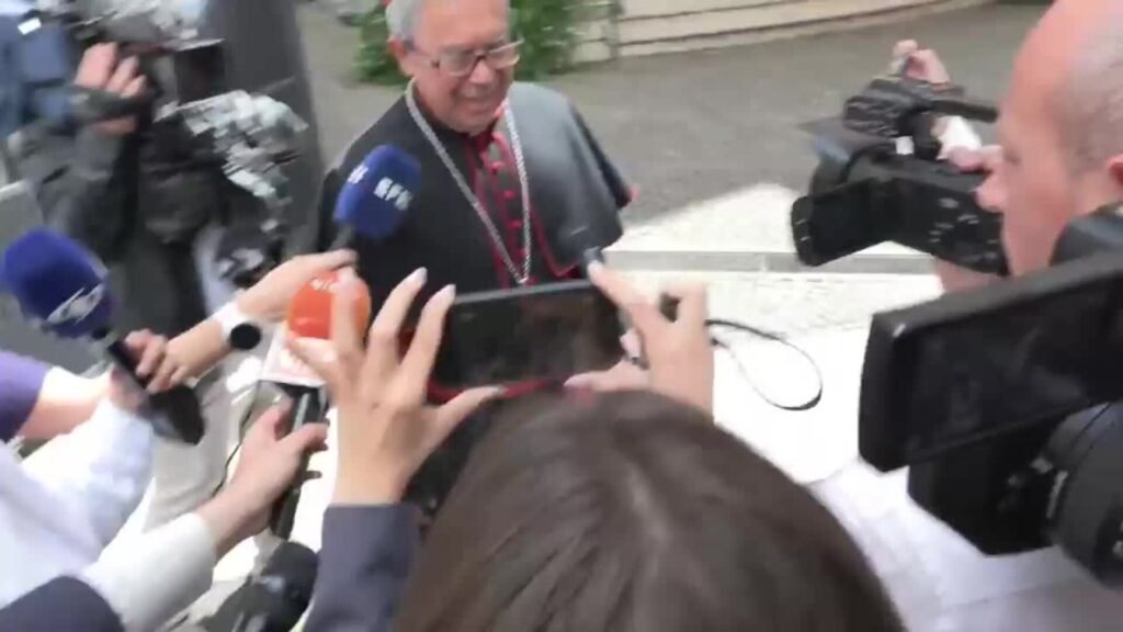 Los cardenales salen de la congregación general de este lunes para preparar el cónclave Los cardenales salen de la congregación general de este lunes para preparar el cónclave