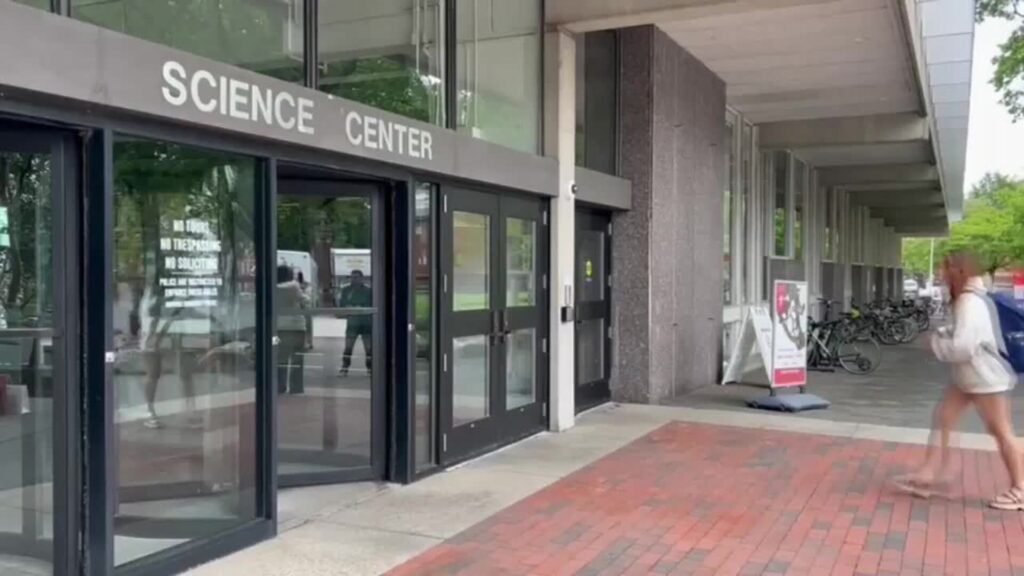 Estudiantes de Harvard, indignados ante amenaza de Trump contra extranjeros Estudiantes de Harvard, indignados ante amenaza de Trump contra extranjeros