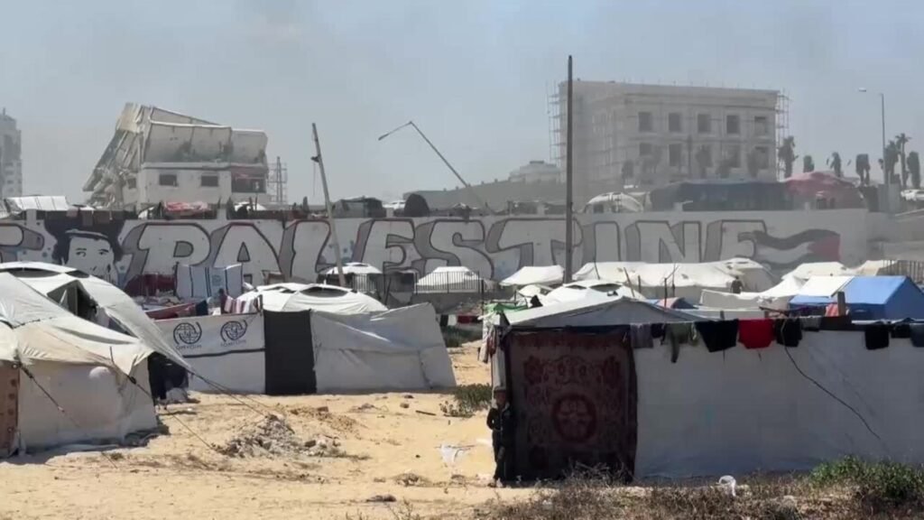 Miles de desplazados buscan refugio en el puerto de la Ciudad de Gaza Miles de desplazados buscan refugio en el puerto de la Ciudad de Gaza
