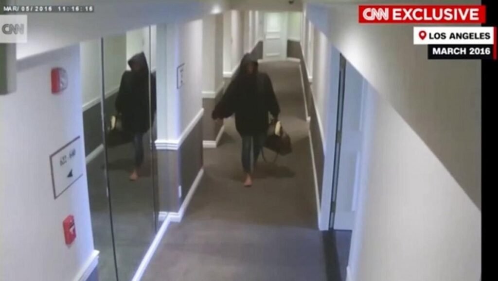 Diddy Combs arrastra y golpea a su exnovia Cassie Ventura en un hotel Diddy Combs arrastra y golpea a su exnovia Cassie Ventura en un hotel