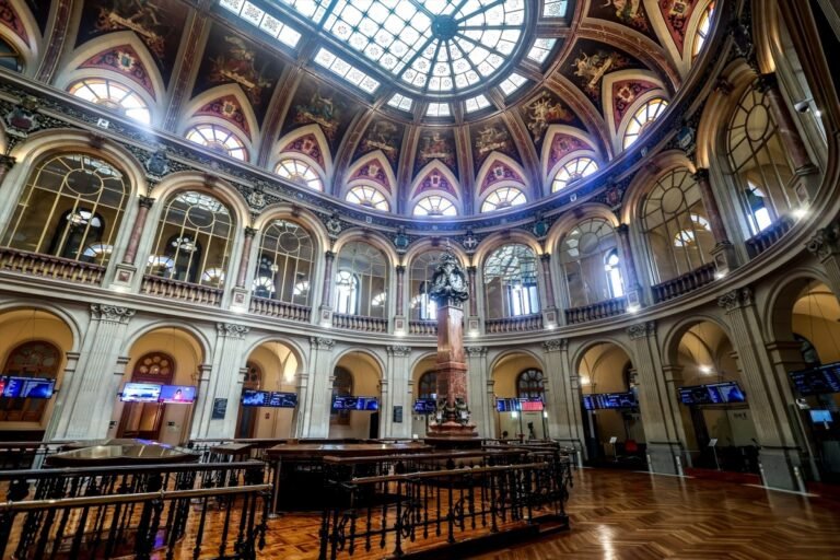 El Ibex 35 sube un 0,1% al cierre, pero se atasca en los 14.100, a pesar del varapalo a los aranceles de EEUU