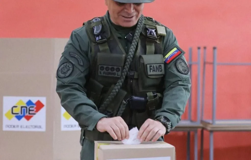 Vladimir Padrino: “El voto reafirma la soberanía y es un instrumento de paz” Vladimir Padrino: “El voto reafirma la soberanía y es un instrumento de paz”