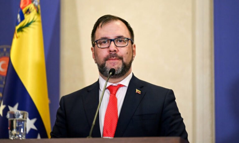 Gil a Zelenski: No tiene autoridad moral para hablar de Venezuela