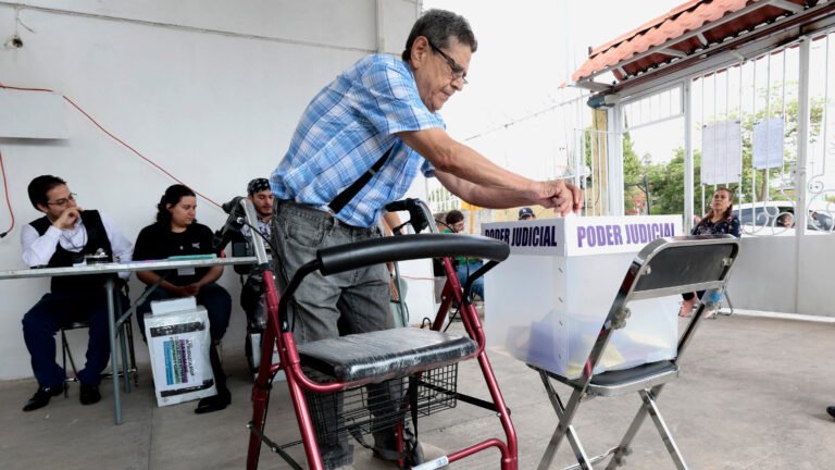 México vota en las primeras elecciones del poder judicial en su historia