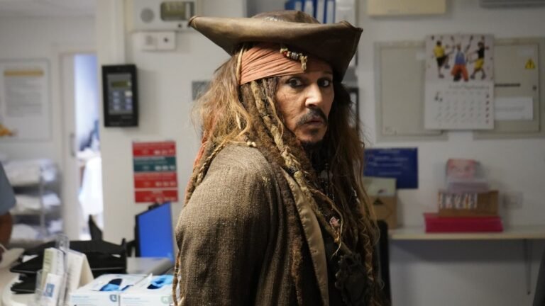 Johnny Depp se disfraza de Jack Sparrow por una buena causa en su visita a Madrid, donde vive Amber Heard