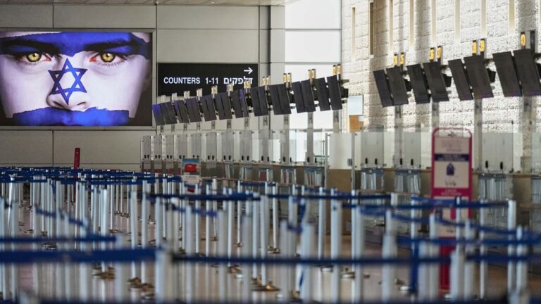 ¿Han cancelado su vuelo a Israel o Irán? Estos son sus derechos como pasajero y consejos sobre seguros de viaje
