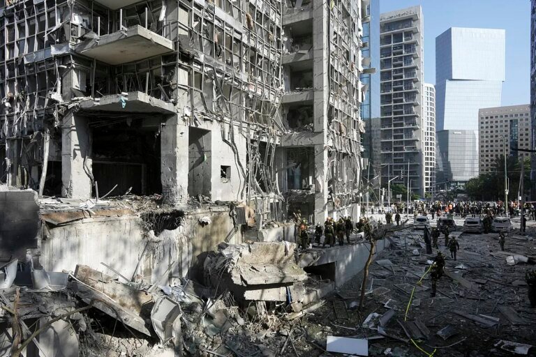 Guerra entre Israel e Irán, en directo | Irán lanza un potente ataque con misiles sobre Israel y alcanza un hospital en el sur del país