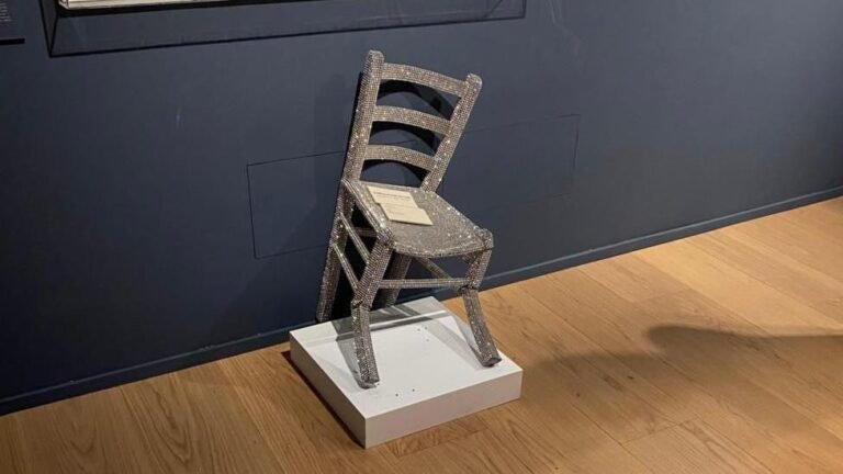 Una pareja rompe la “silla de Van Gogh” al intentar tomarse una foto en un museo italiano