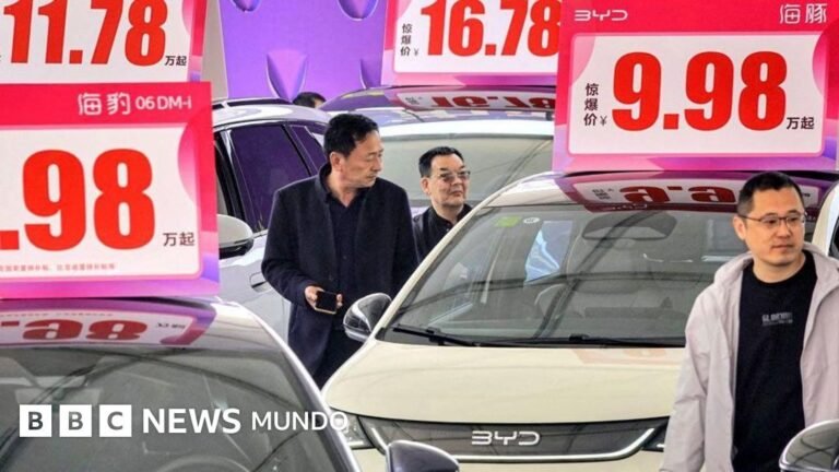 “Manejo un auto eléctrico porque soy pobre”: cómo China logró masificar la compra de estos vehículos entre sus ciudadanos