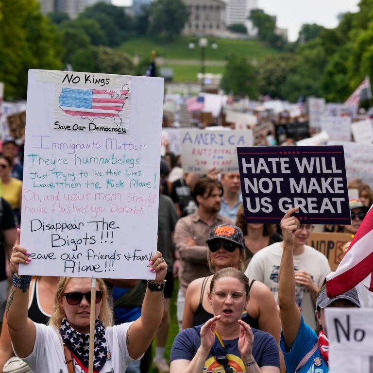 El asesinato de una congresista estatal y las protestas contra de las deportaciones eclipsan la celebración del cumpleaños de Trump | El PAÍS Exprés