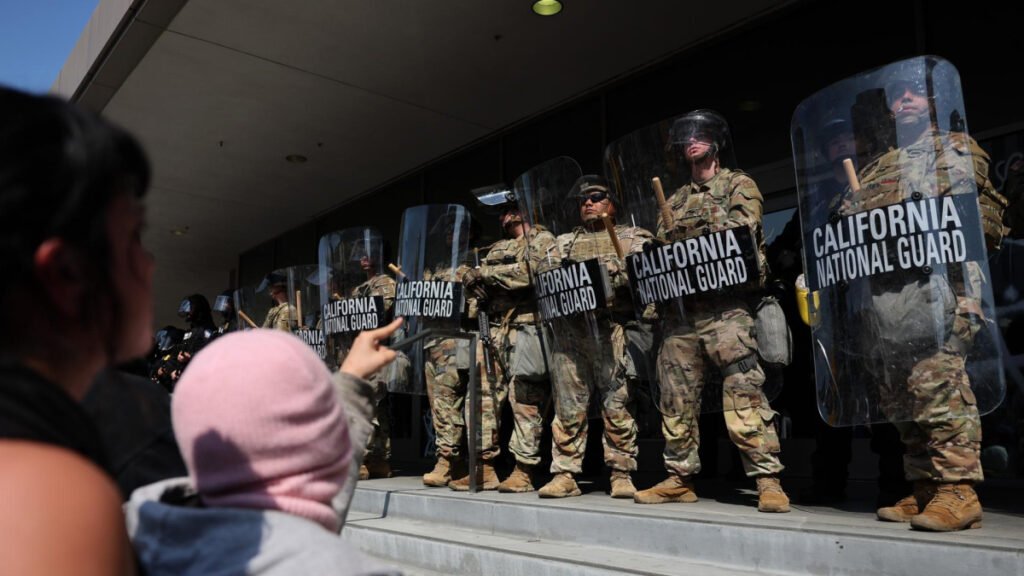El gobernador de California pide al juez que impida a Trump desplegar al ejército en Los Ángeles El gobernador de California pide al juez que impida a Trump desplegar al ejército en Los Ángeles