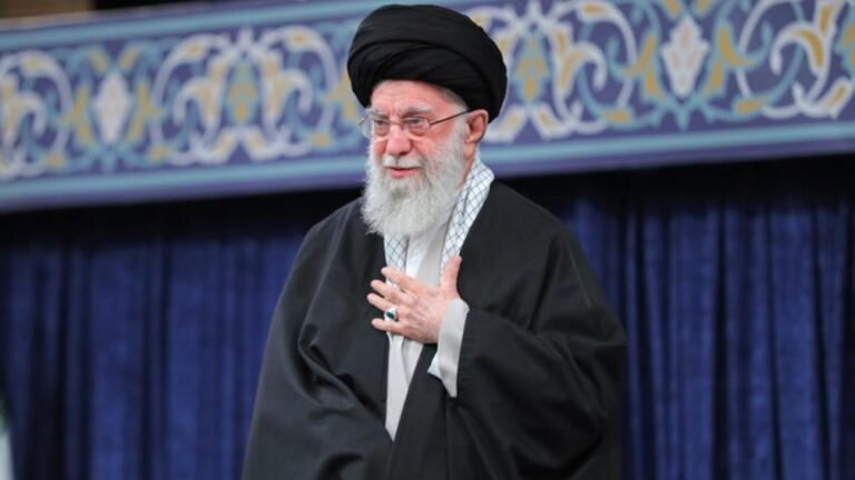 El líder supremo de Irán, Alí Jamenei, afirma que Irán “nunca se rendirá” y advierte a EE.UU.
