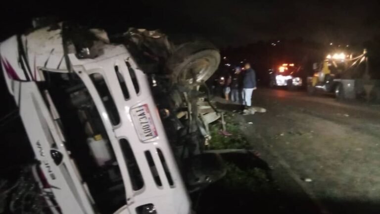 ▷ Volcamiento de autobús en la ARC deja dos fallecidos y más de 20 heridos #21Jun