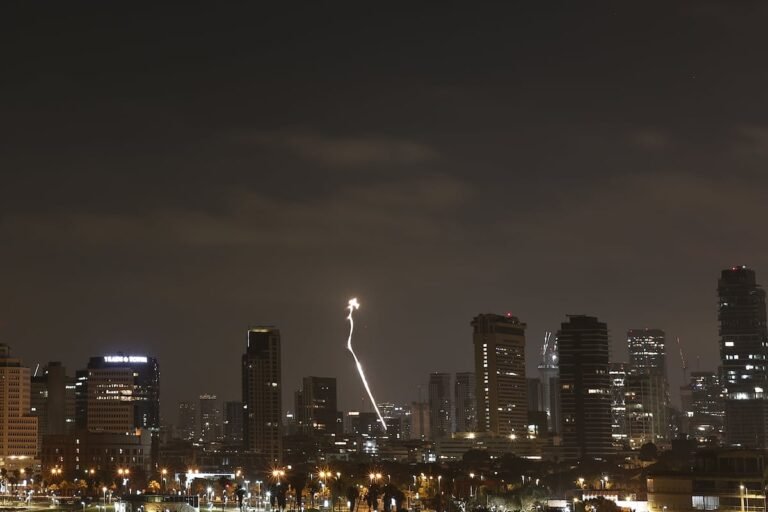 Última hora del conflicto en Oriente Próximo, en directo | Irán lanza dos nuevas oleadas de ataques con misiles contra Israel | Internacional
