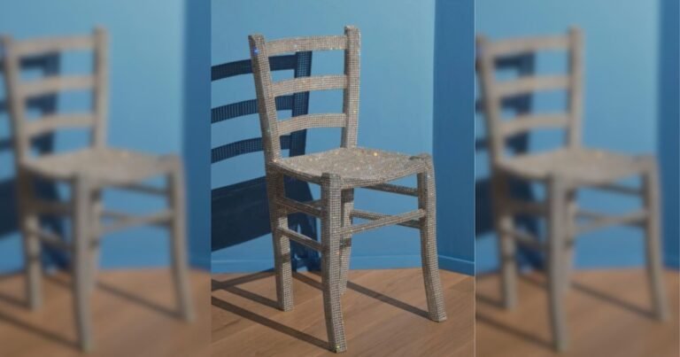 La foto más cara de la historia: un turista en un museo rompe una silla ‘Van Gogh’, hecha con cristales Swarovski, después de sentarse encima para posar