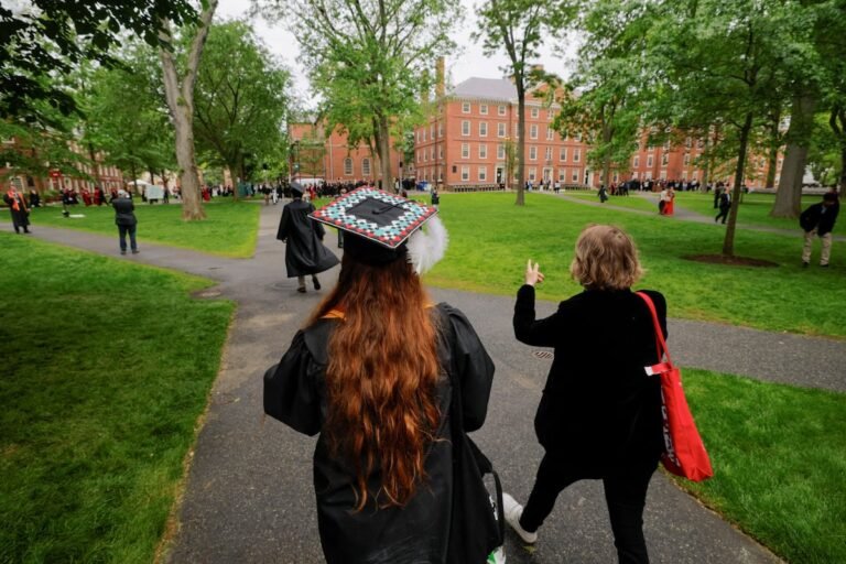 Una jueza bloquea la suspensión de visados a alumnos extranjeros de Harvard dictada por Trump | Internacional