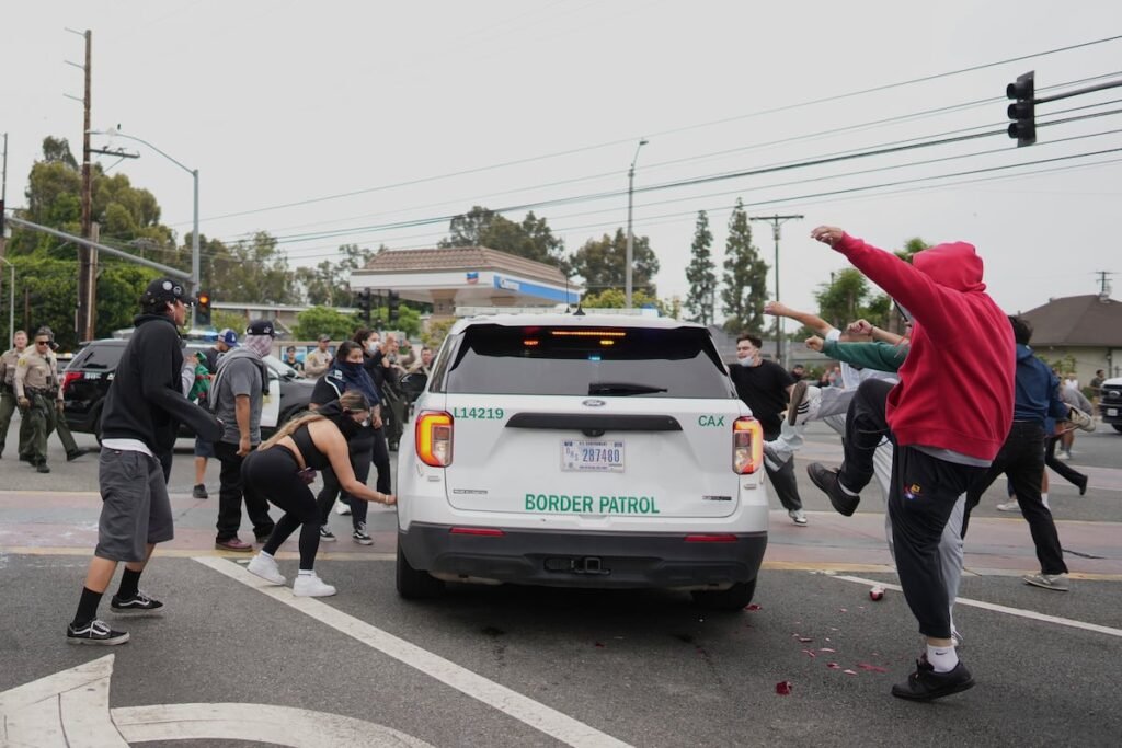 Trump moviliza a la Guardia Nacional a Los Ángeles por las protestas contra las redadas migratorias | Inmigración en Estados Unidos Trump moviliza a la Guardia Nacional a Los Ángeles por las protestas contra las redadas migratorias | Inmigración en Estados Unidos