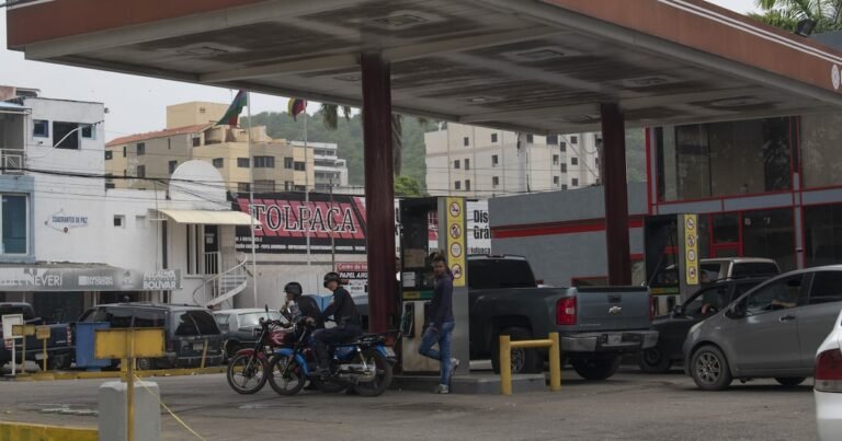 Venezuela planea aumento de combustible del 50% mientras se prepara para una caída de ingresos
