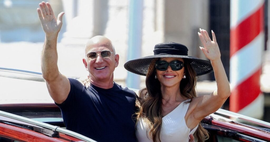 Jeff Bezos y Lauren Sánchez cerraron su lujosa boda de tres días con una exclusiva fiesta de pijamas en Venecia Jeff Bezos y Lauren Sánchez cerraron su lujosa boda de tres días con una exclusiva fiesta de pijamas en Venecia