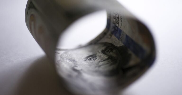El dólar superó los .200 y divide a los especialistas: ¿es momento de comprar o vender?