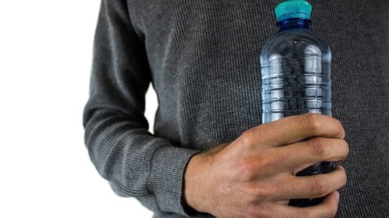 Retiran de las tiendas reconocida marca de agua mineral por estar contaminada con una bacteria