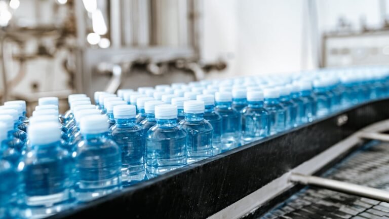 Retiran popular marca de agua mineral por presencia de peligrosa bacteria, ¿cuál es?