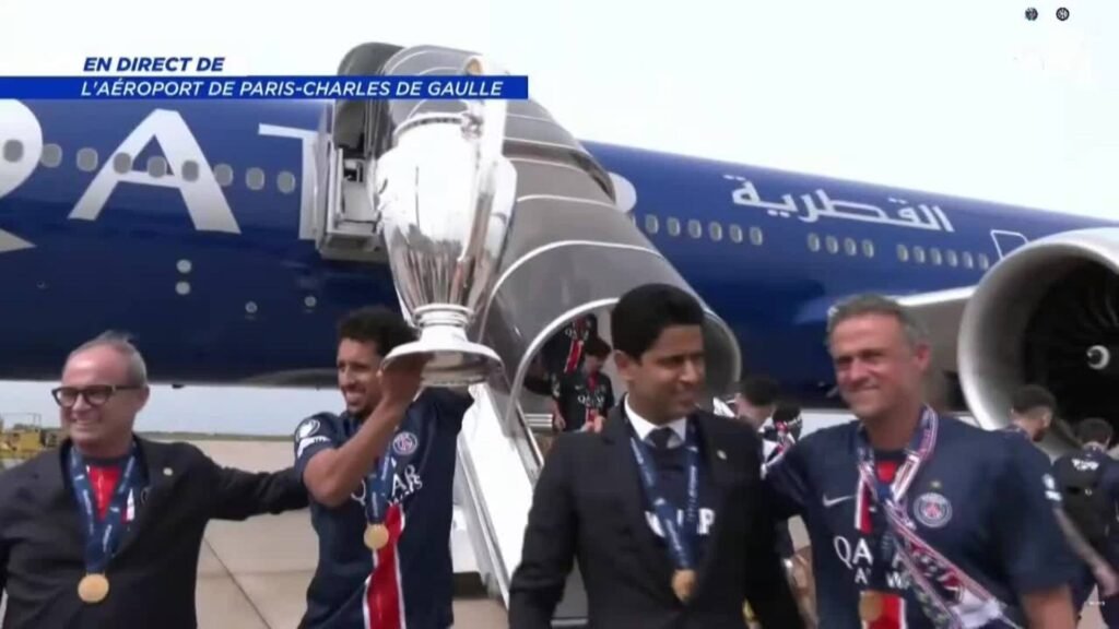 Aterriza en París el avión con los nuevos campeones europeos del PSG Aterriza en París el avión con los nuevos campeones europeos del PSG