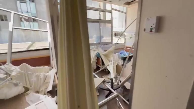 El complejo hospitalario Soroka resultó gravemente dañado tras el impacto de un misil iraní