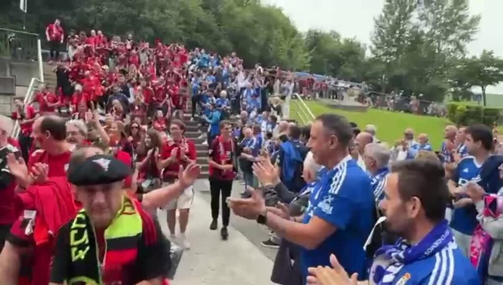 Vídeo: Ejemplar recibimiento a la afición del Mirandés en Oviedo | El Comercio: Diario de Asturias