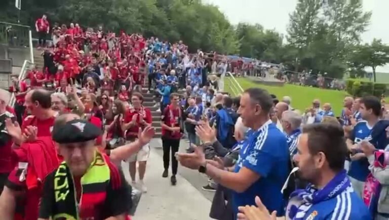 Vídeo: Ejemplar recibimiento a la afición del Mirandés en Oviedo | El Comercio: Diario de Asturias