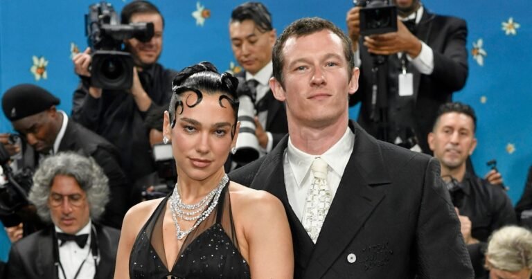 De qué se trata el libro que unió a Dua Lipa y Callum Turner