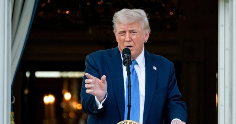 Trump firma orden para prohibir la entrada a EU de personas de 12 países y suspende visas a Harvard – El Financiero