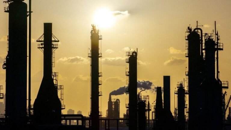 Los futuros del petróleo suben tras los ataques estadounidenses a Irán