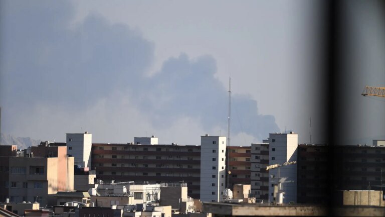 Israel intensifica los bombardeos en Teherán “con una fuerza sin precedentes” y ataca de nuevo a la planta nuclear de Fordó