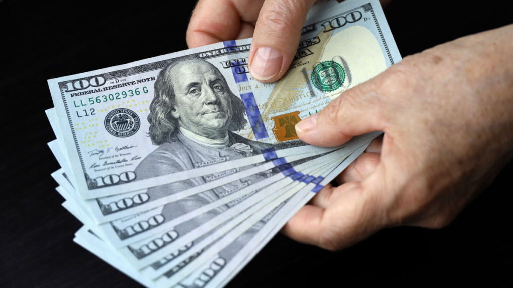 El dólar oficial cayó en la semana, pero se mantuvo por encima del blue El dólar oficial cayó en la semana, pero se mantuvo por encima del blue