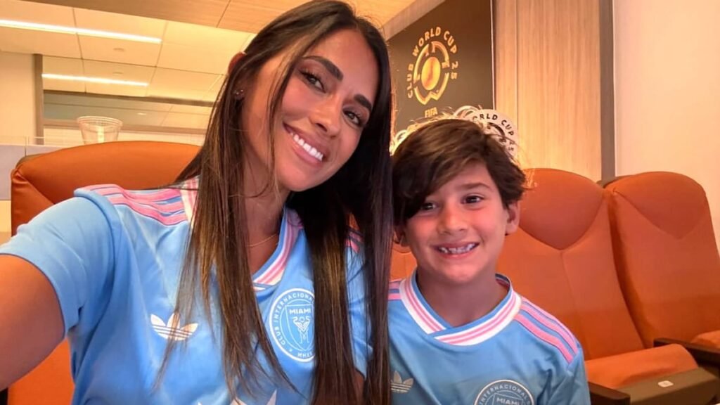 así vivieron Antonela Roccuzzo y sus tres niños el agridulce debut de Messi así vivieron Antonela Roccuzzo y sus tres niños el agridulce debut de Messi